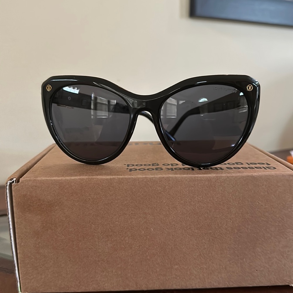 Louis Vuitton sunglasses black size 58 120-145.. just like new wore on vacation.